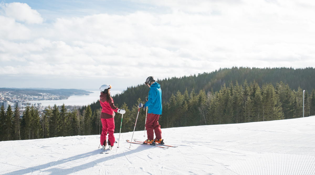 Personer som åker skidor på Ulricehamn Ski Center