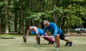 Två personer tränar på utegym i Hjo. 