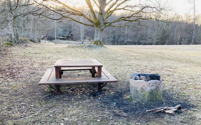 En grillplats med bänk och bord.