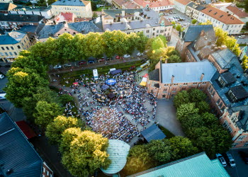 Flygbild över Djäknescenen i Skara