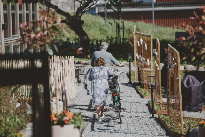 Man och kvinna leder ett par cyklar hos Kläpphagen Koster.