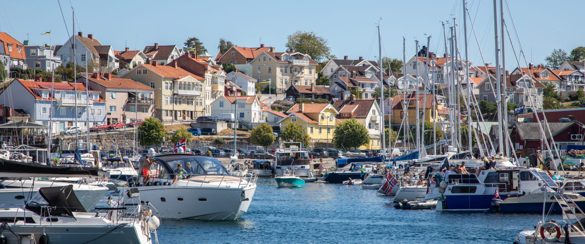 Gästhamns i Strömstad med båtar i sommarsol