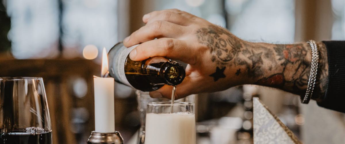 Människor i restaurangmiljö