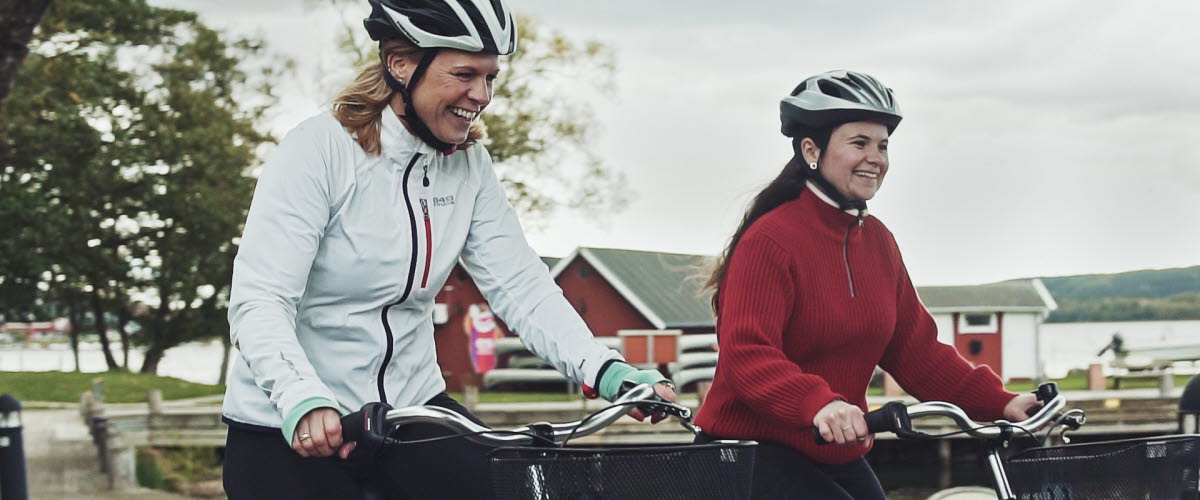 Två kvinnor cyklar Ätradalsleden