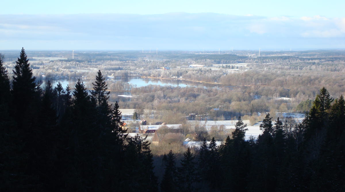 utsiktsbild över vintrigt landskapet med sjöar och skog.