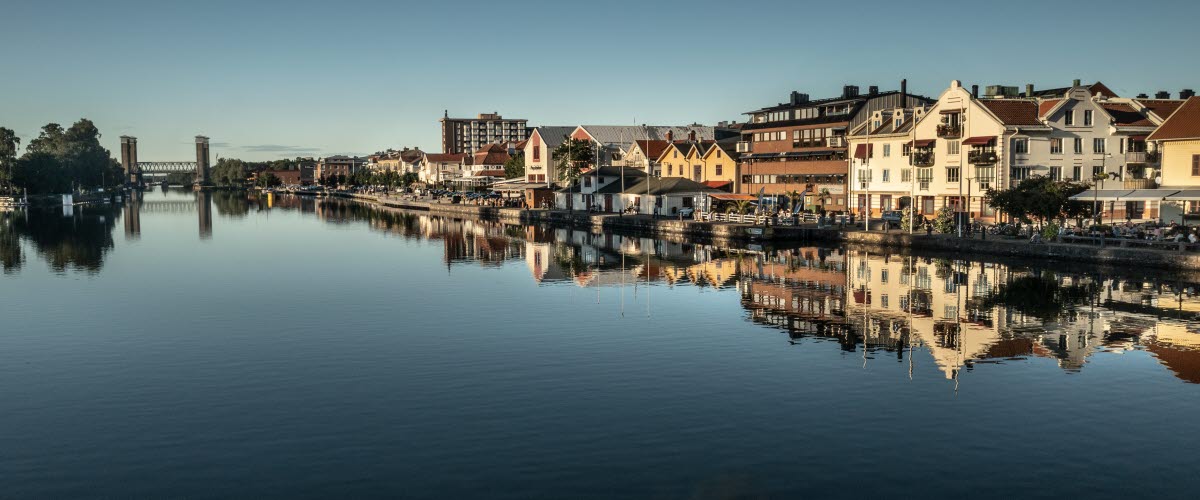 Strandgatan i Trollhättan med hus längs med Trollhätte kanal