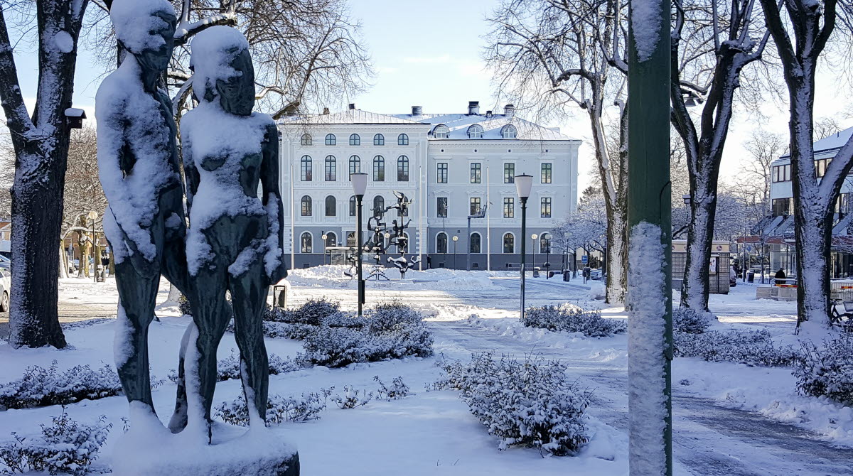 Vinter i Mariestad. På bilden syns statyn Karl-Erik och Vera i Esplanaden, Nya torget samt Stadshotellet. 