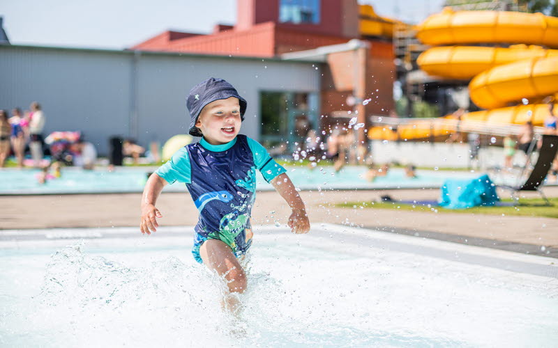 Barn som badar i pool