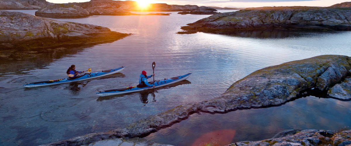 Två som paddlar kajak i Bohuslän