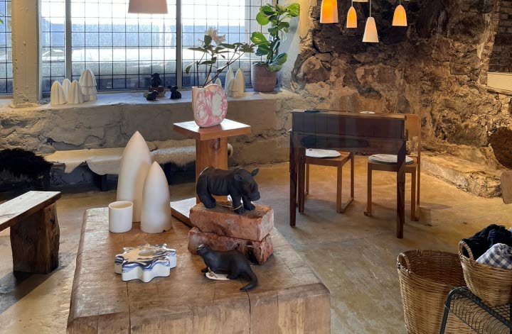 butik med lampor och lerskulpturer