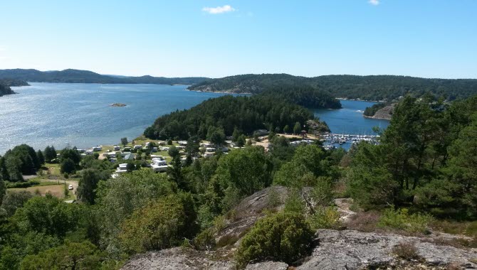 Utsikt över Vindöns Camping & Marina, precis intill havet.