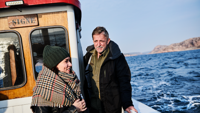 Kvinna och man åker båt