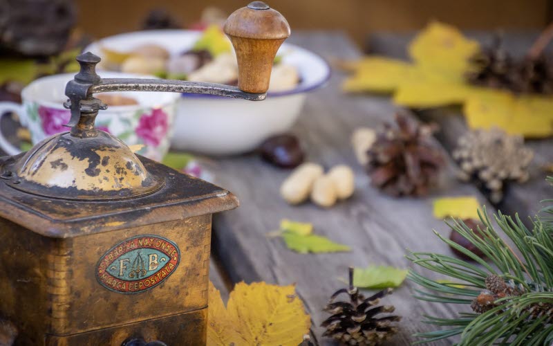 Matbord med höstdekoration. 