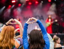 Vänner roar sig på en musikfestival.