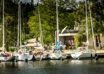 Båtar som ligger vid gästhamnen på Spikön
