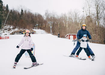 Familj i vintrigt landskap.
