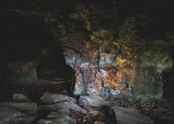 En grotta med inslag av orange på väggarna