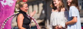 Performing artist chatting with visitors at a street festival at the market square in Hjo. 