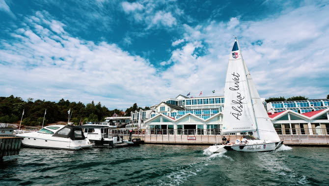 Sailboat make a turn infront of Stenungsbaden