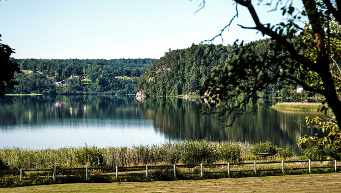 Vy över sjön vid Aspenäs Herrgård. 