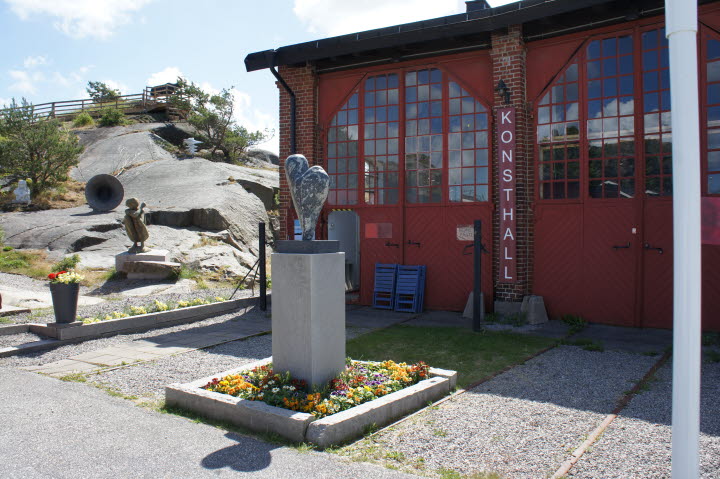 Utsidan av konsthallen Lokstallet med flera skulpturer utanför byggnaden.