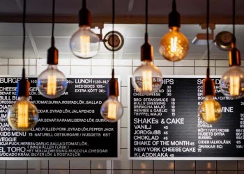 En interiörbild tagen inifrån en hamburgerrestaurang.