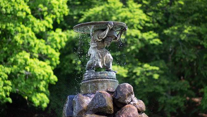 Skulptur Vattenbäraren, utomhus