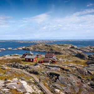 Kosterhavets nationalpark och ön Ursholmen med rödmålade fyrvaktarstugor.