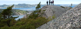 Familj vandrar på klippor.