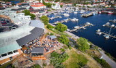 Vy över Laholmen hotell med Strömstad stad och gästhamn 