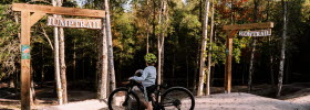 A child who is ready to cycle the MTB trail Jumptrail at Högaliden MTB Arena