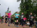 Compeditors in the Vårruset running race that are running past Vänersborg Church