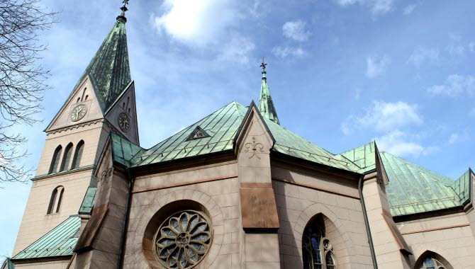 Den stora stenkyrkan S:ta Helena kyrka, sedd snett nedifrån.