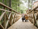 Forshalls Naturpark vuxen och barn pratar på spång