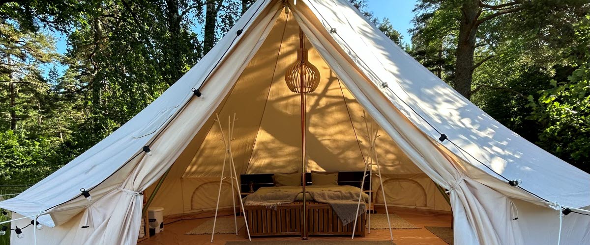 Open glamping tent with furnitures at Hunneberg