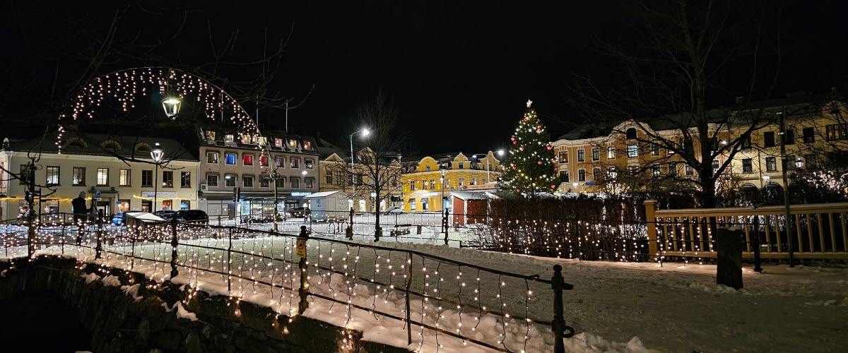 Vintervy över Åmåls torg en decemberkväll