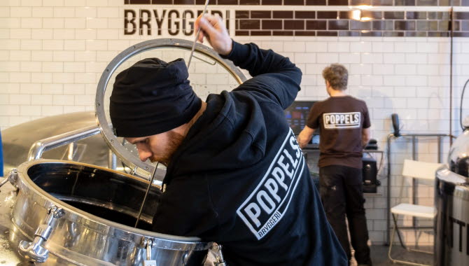 Bryggmästaren i arbete på Poppels Bryggeri.