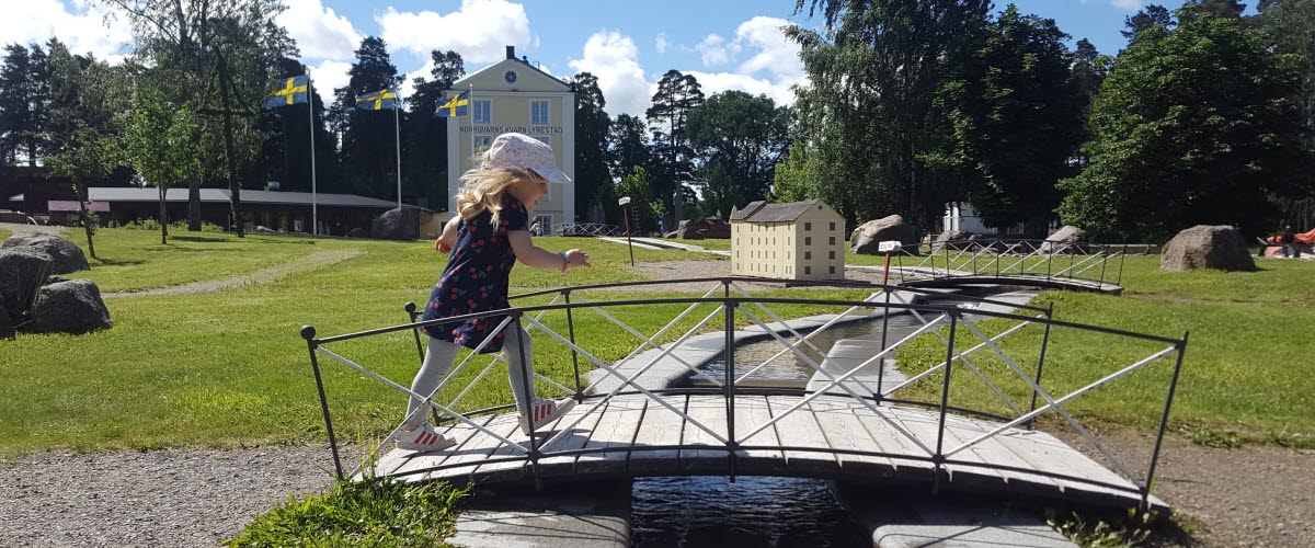 Flicka leker vid barnens minikanal i Norrqvarn, vid Göta kanal.