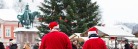 Tomtar vid julgran på ett torg 