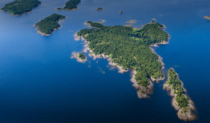 Flygfoto på skärgårdsöar i Vänern.