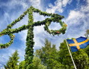 Midsommarstång och svensk flagga