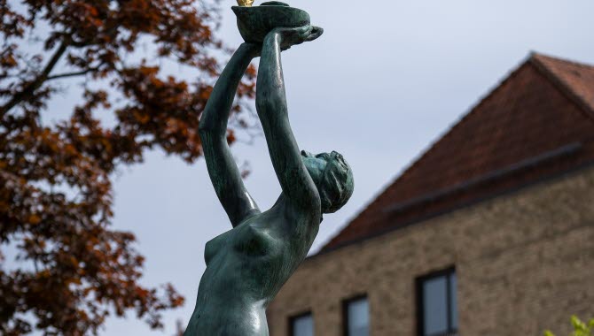 The sculpture Heliga lågan in Trollhättan
