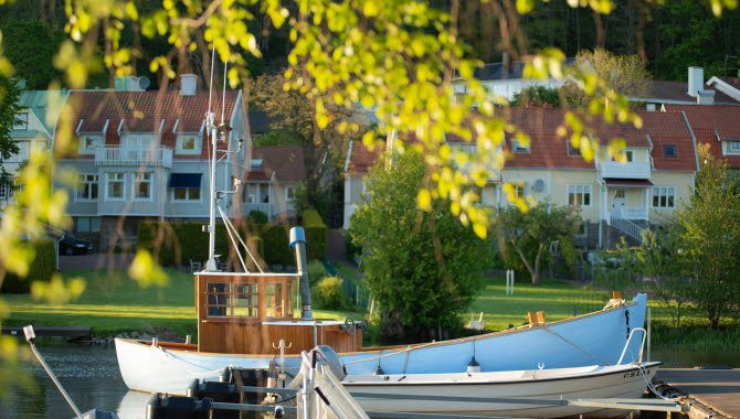 Båt som ligger i en avskild hamn.