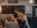 kvinna som dukar festligt bord