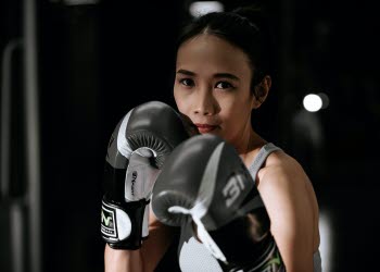 En bild på en kvinna i boxingshandskar.