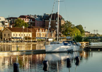 Segelbåt ligger förtöjd vid Spiköns gästhamn