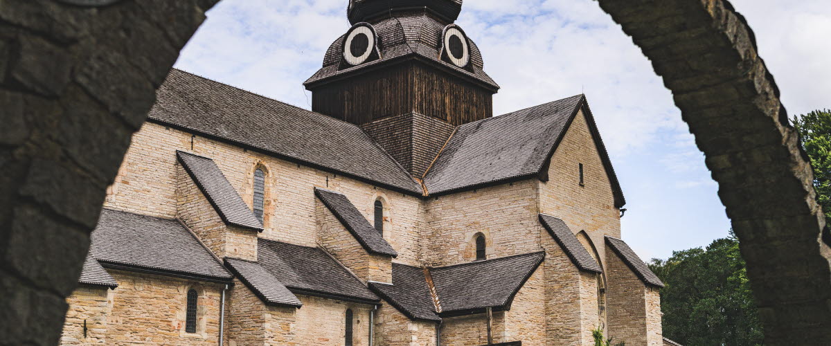 Varnhems klosterkyrka syns genom ett stenvalv.