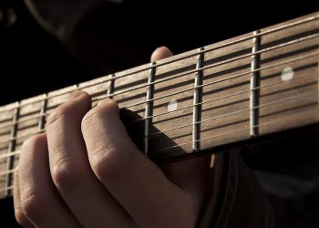 Bild på en gitarr.