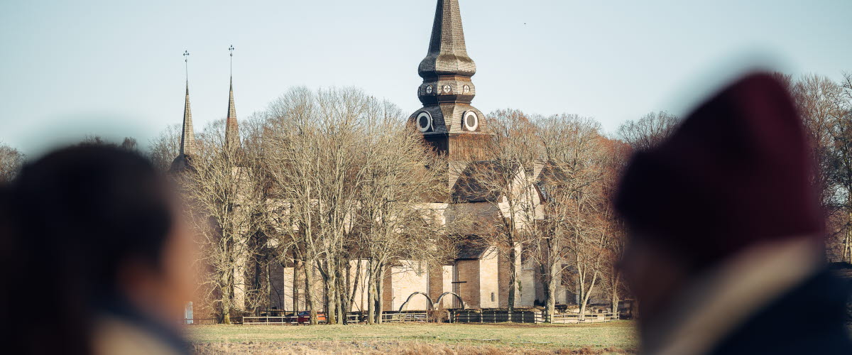Två kvinnor utanför i Varnhems Klosterkyrka