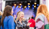 Vänner roar sig på en musikfestival.